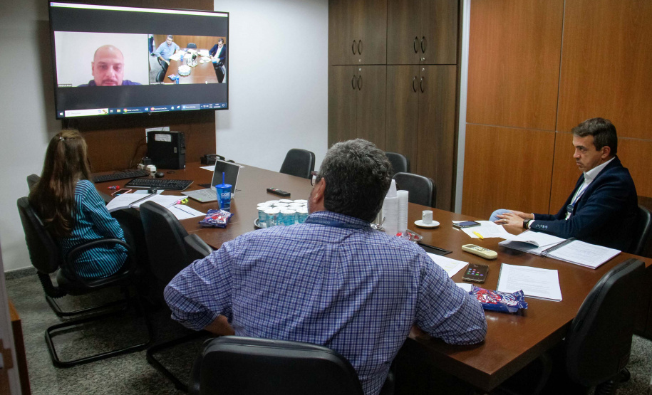 Servidores da CGE em reunião virtual com consultores
