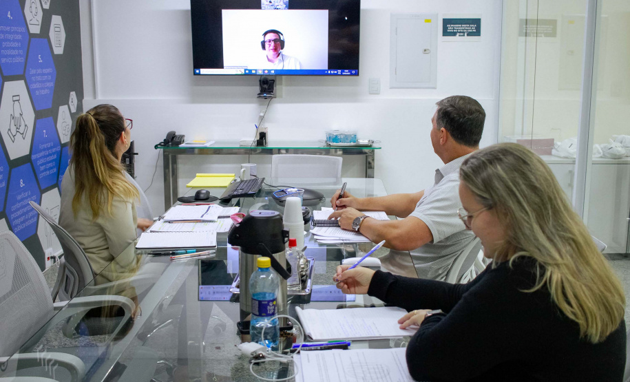 Servidores da CGE em reunião virtual com consultores
