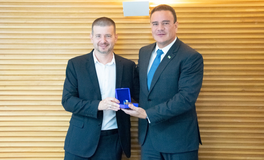 Raul Siqueira recebe medalha de honra ao mérito
