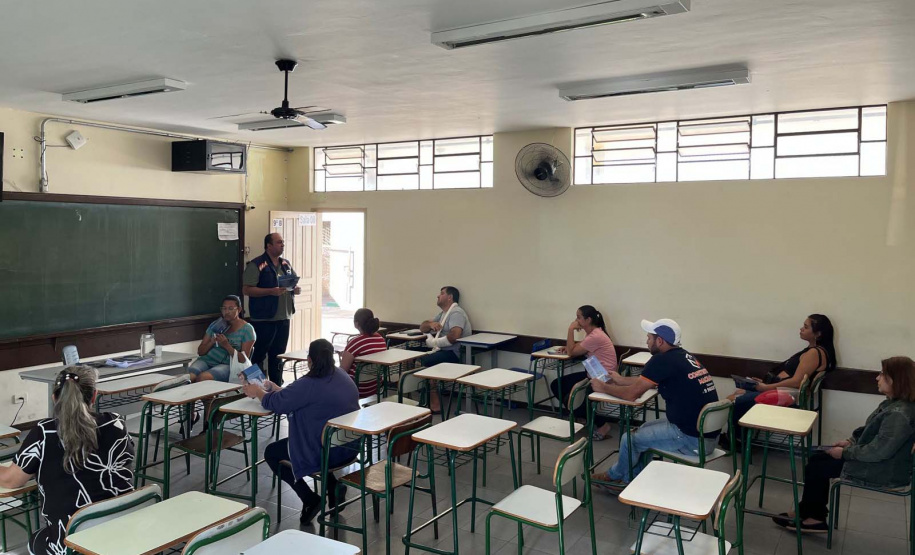Equipe CGE conversa com alunos de escolas estaduais.
