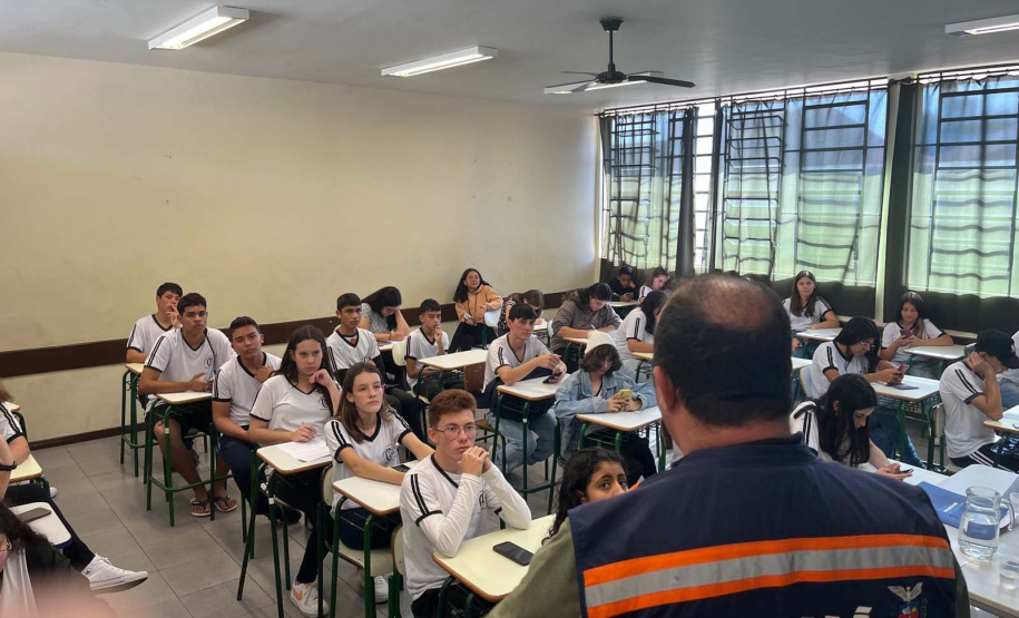 Equipe CGE conversa com alunos de escolas estaduais.