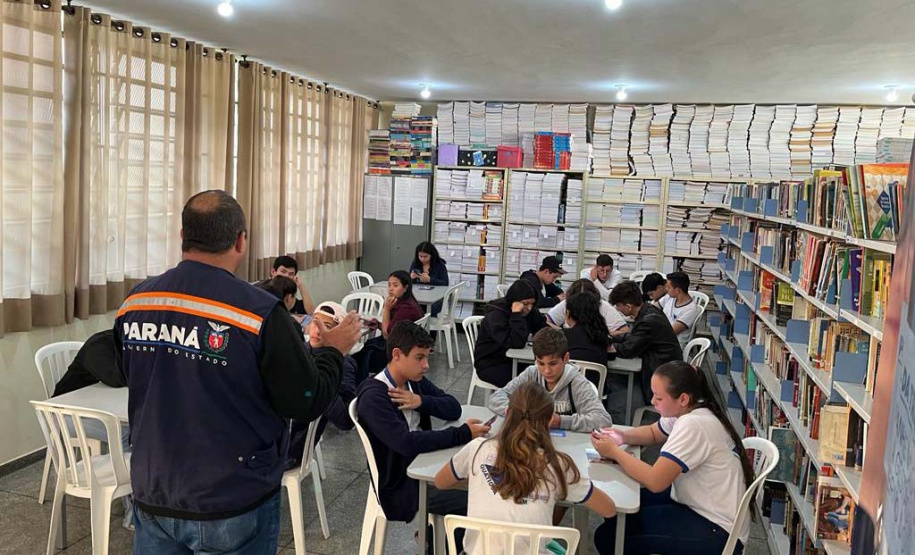 Equipe CGE conversa com alunos de escolas estaduais.