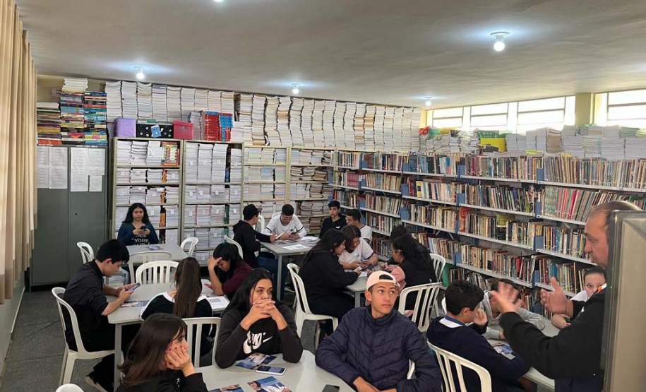 Equipe CGE conversa com alunos de escolas estaduais.
