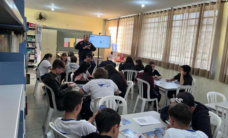 Equipe CGE conversa com alunos de escolas estaduais.