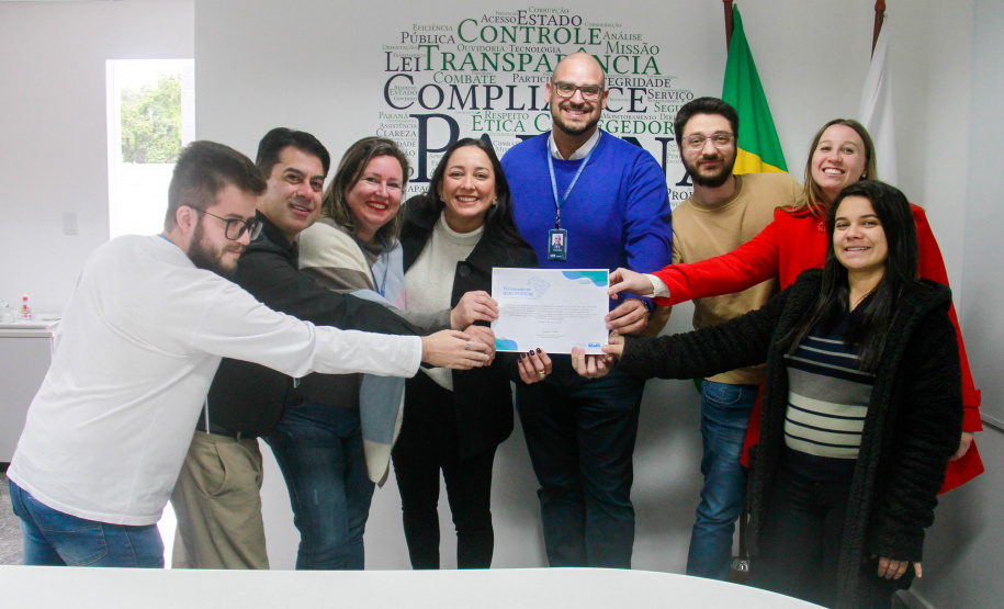 controladora-geral recebe diploma do premio