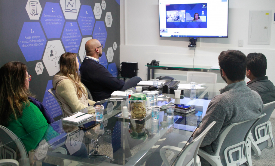 equipe da ouvidoria participa de webinar
