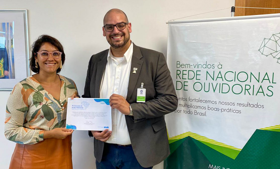 coordenador de ouvidoria recebe diploma do premio