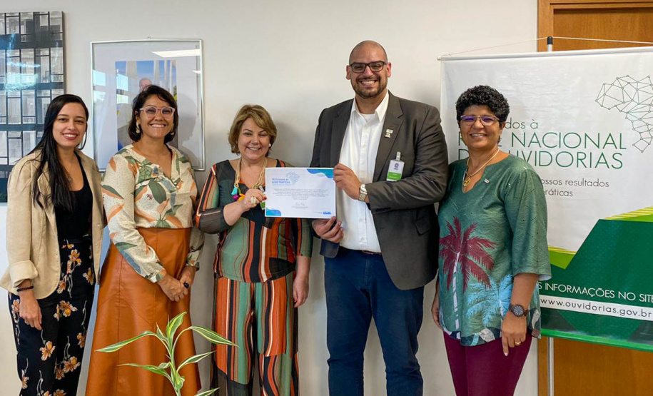 coordenador de ouvidoria recebe diploma do premio