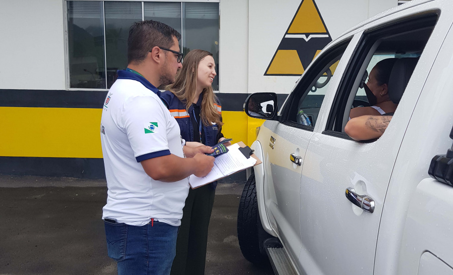 imagens do trabalho de ouvidoria ativa, realizado com policiais e população, no litoral
