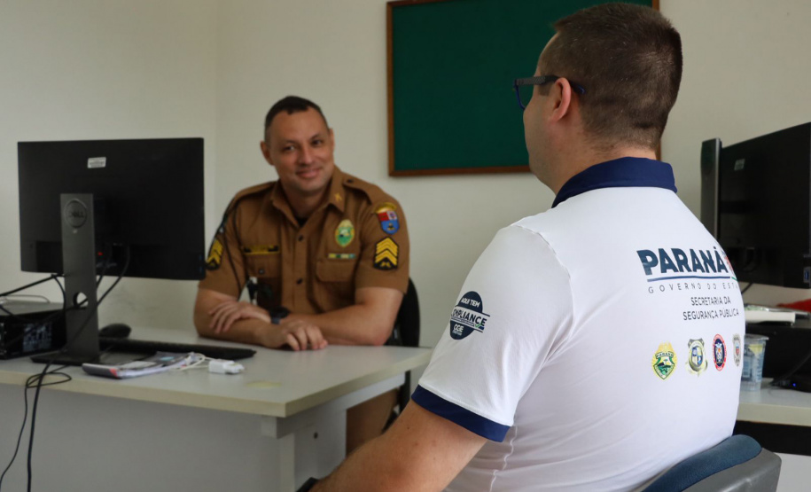 imagens do trabalho de ouvidoria ativa, realizado com policiais e população, no litoral