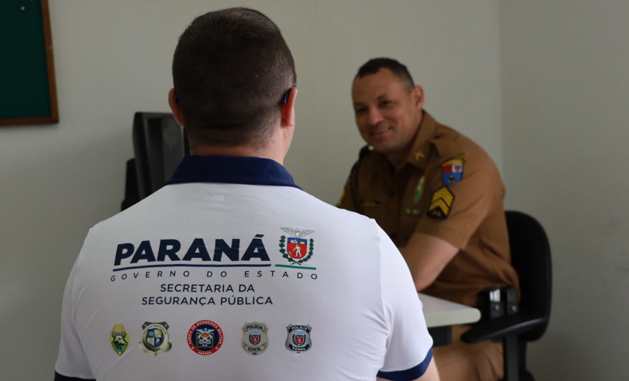 imagens do trabalho de ouvidoria ativa, realizado com policiais e população, no litoral