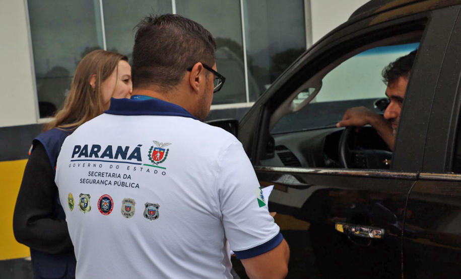 imagens do trabalho de ouvidoria ativa, realizado com policiais e população, no litoral