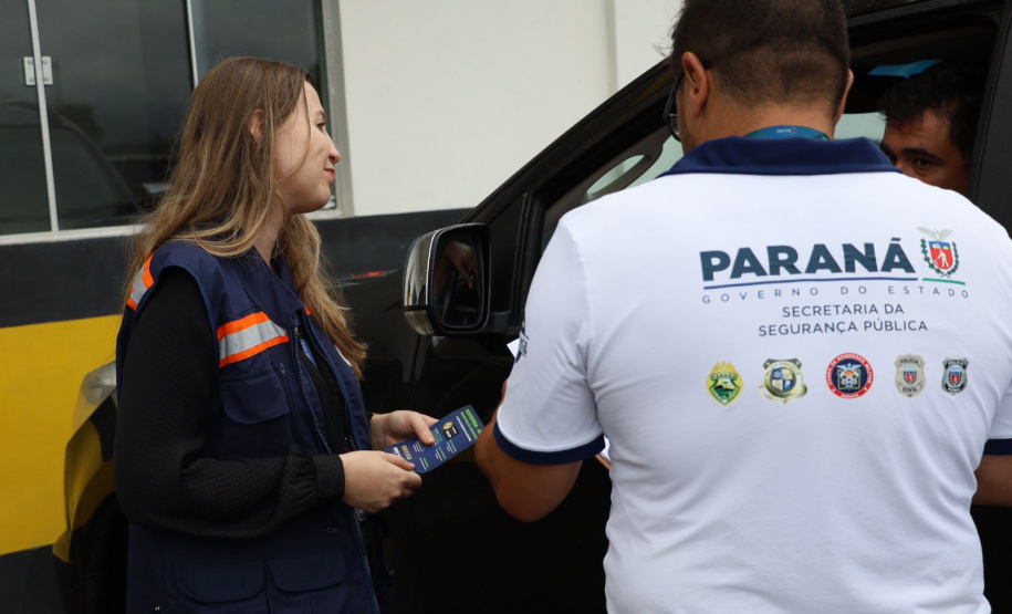 imagens do trabalho de ouvidoria ativa, realizado com policiais e população, no litoral