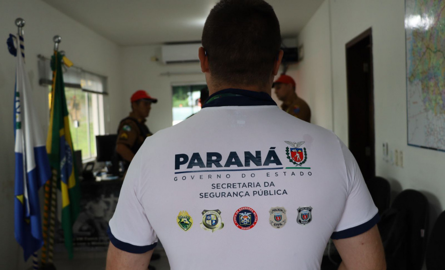 imagens do trabalho de ouvidoria ativa, realizado com policiais e população, no litoral