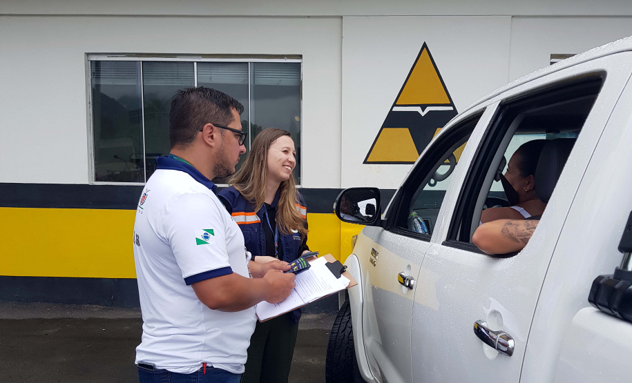 imagens do trabalho de ouvidoria ativa, realizado com policiais e população, no litoral