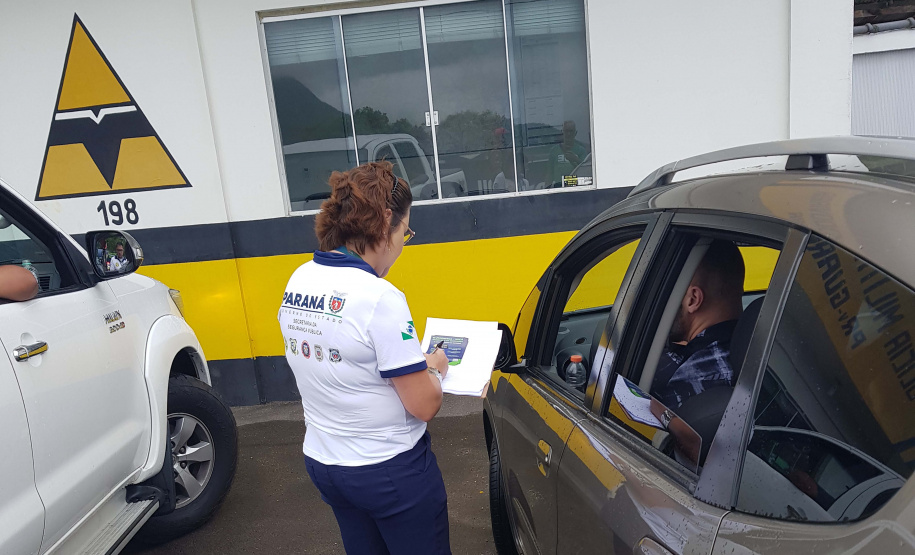 imagens do trabalho de ouvidoria ativa, realizado com policiais e população, no litoral