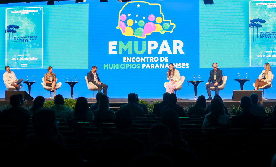 Controladora-geral participa do Emupar e apresenta Controla Paraná