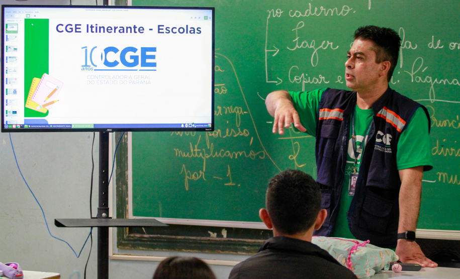 equipes distribuem formulários a alunos em pesquisa