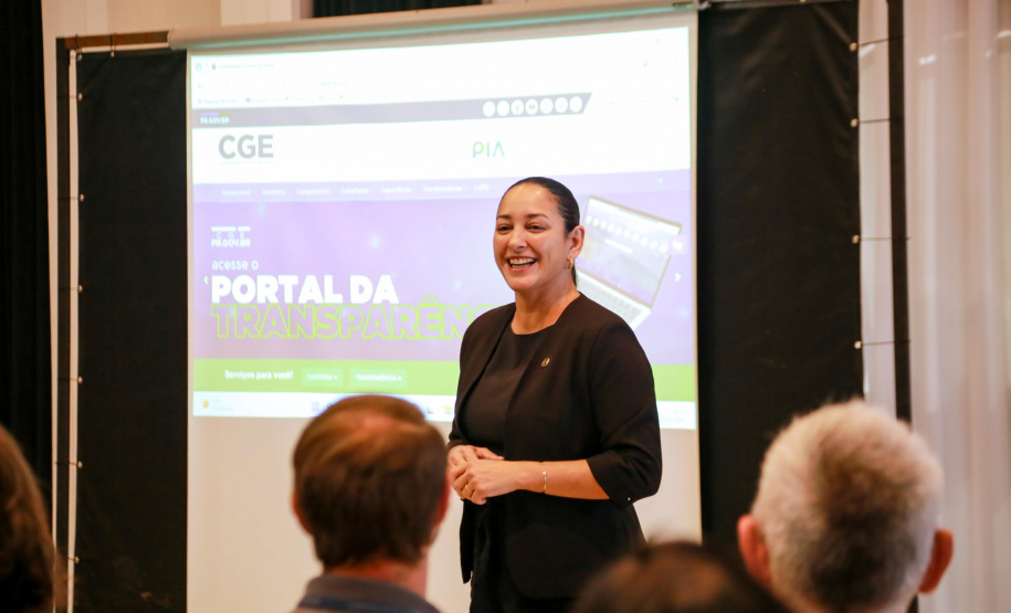 servidores da CGE assistem à palestra sobre assédio dada pelos coordenadores