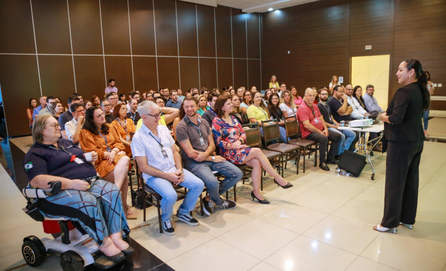 servidores da CGE assistem à palestra sobre assédio dada pelos coordenadores