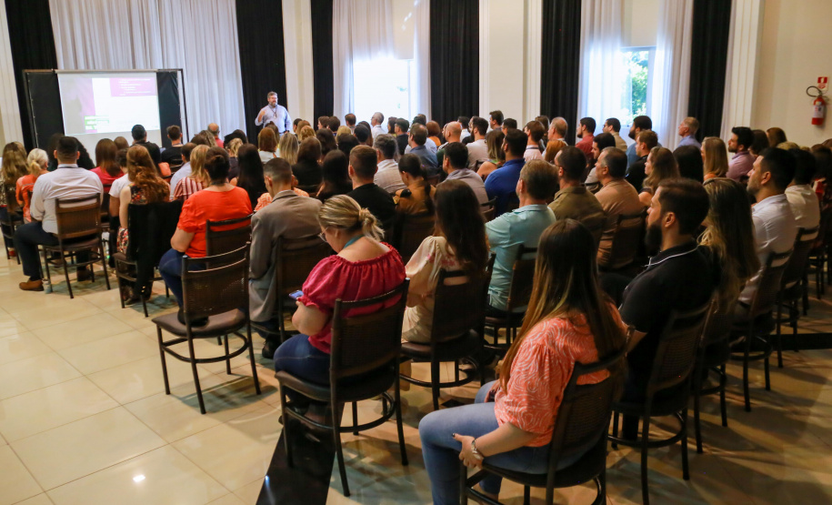 servidores da CGE assistem à palestra sobre assédio dada pelos coordenadores