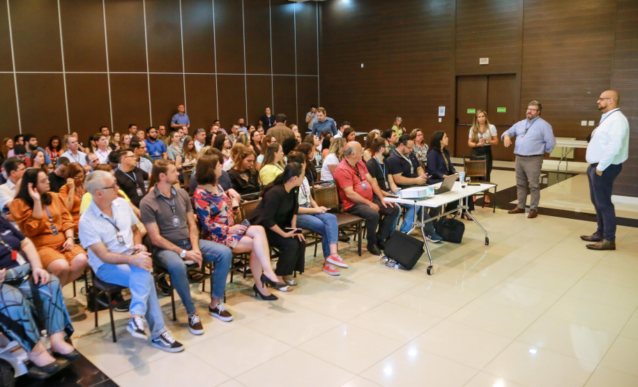 servidores da CGE assistem à palestra sobre assédio dada pelos coordenadores