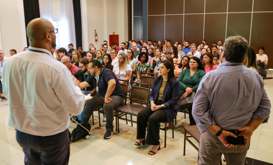 servidores da CGE assistem à palestra sobre assédio dada pelos coordenadores