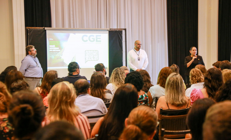 servidores da CGE assistem à palestra sobre assédio dada pelos coordenadores