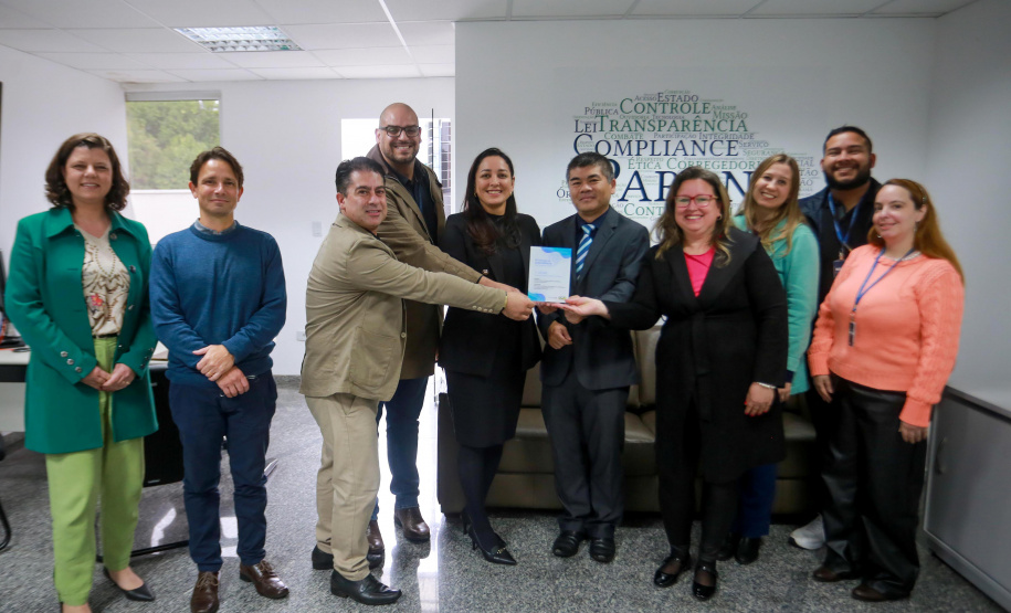 equipe da ouvidoria-geral recebe troféu de boas práticas