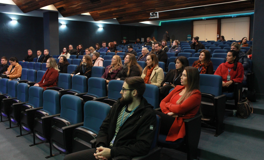 auditório com agentes de compliance