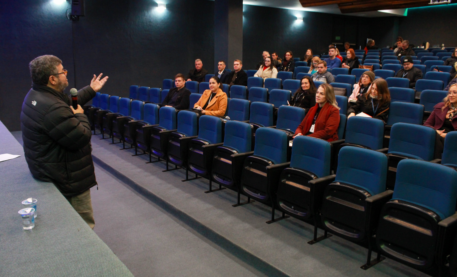 auditório com agentes de compliance