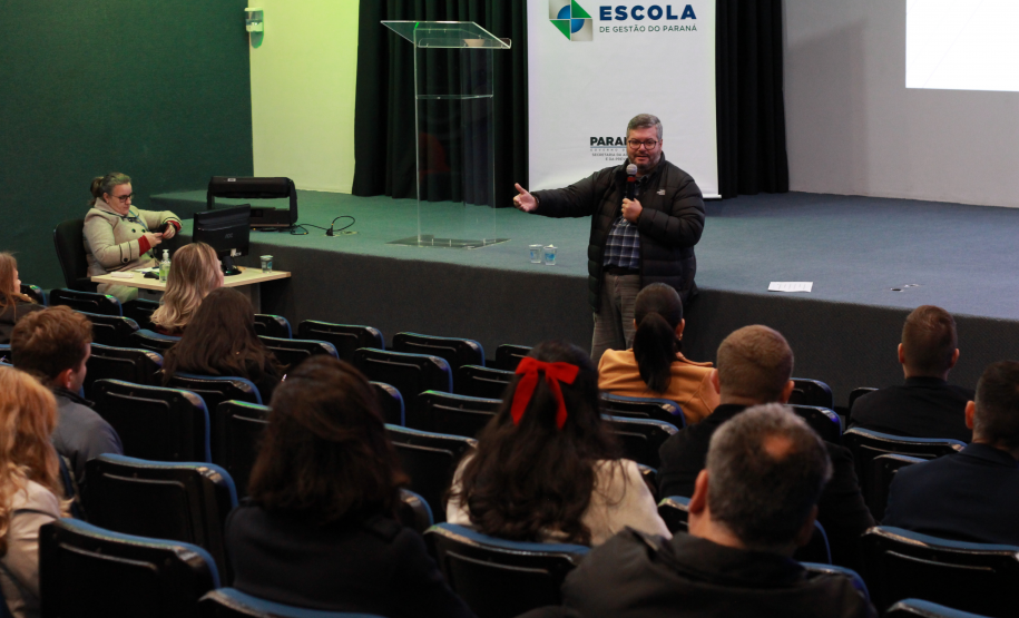 auditório com agentes de compliance