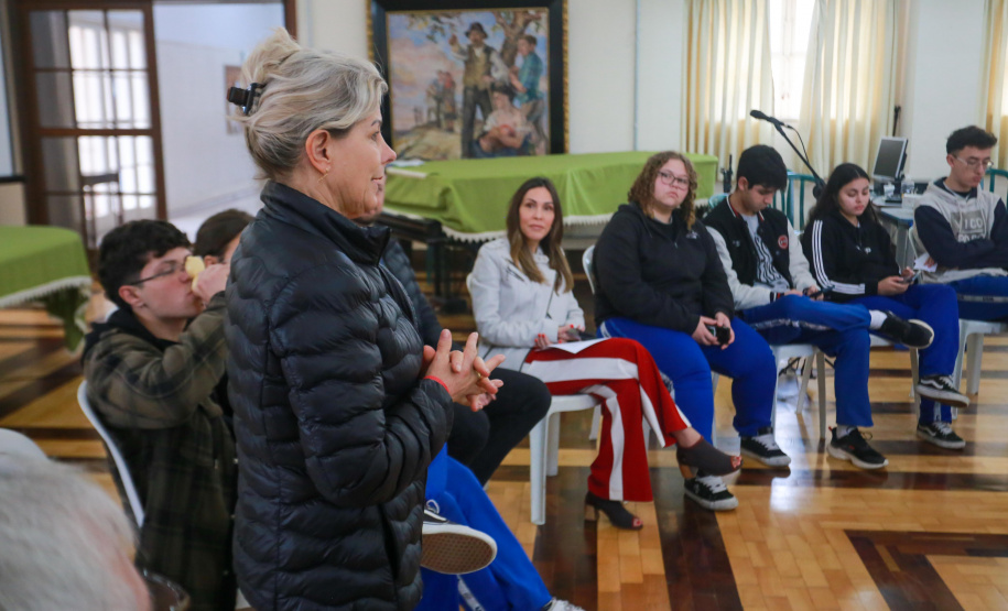 Representantes de turma do Colégio Estadual do Paraná se reúnem com CGE