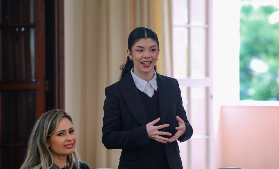 Representantes de turma do Colégio Estadual do Paraná se reúnem com CGE