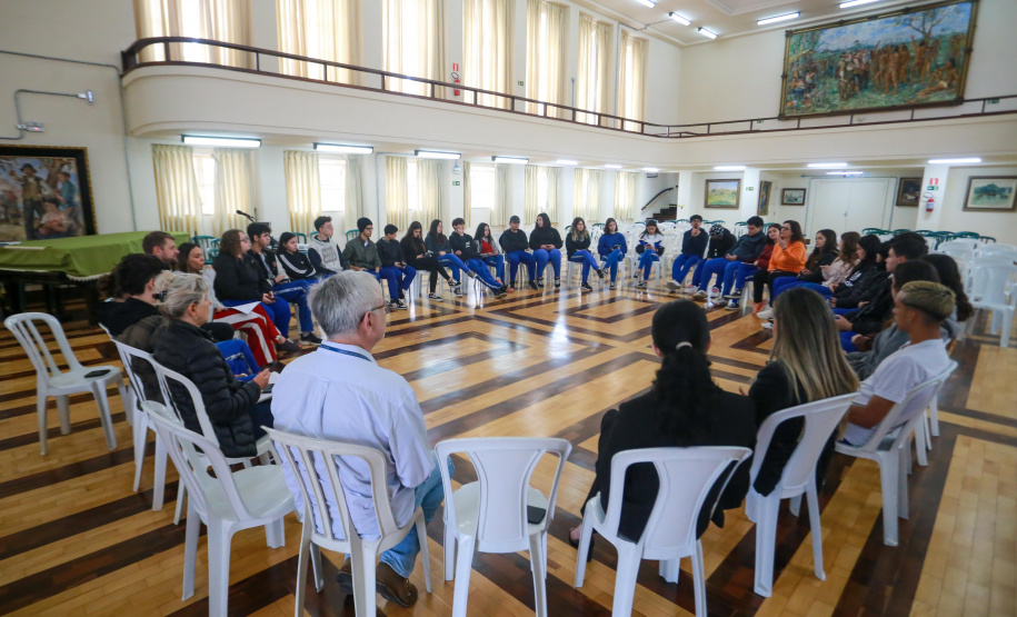 Representantes de turma do Colégio Estadual do Paraná se reúnem com CGE