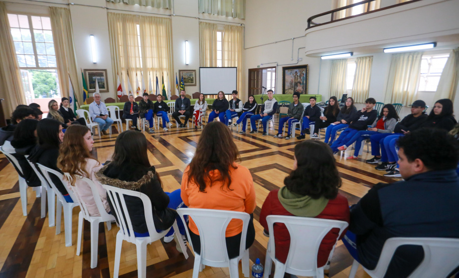Representantes de turma do Colégio Estadual do Paraná se reúnem com CGE