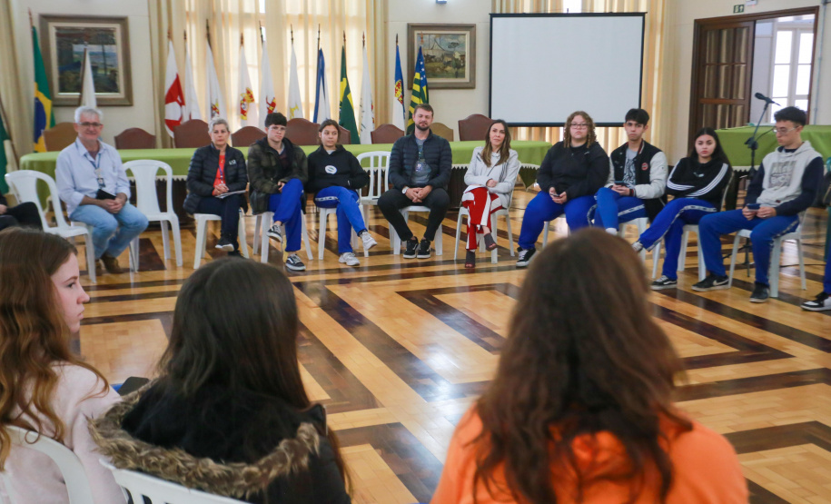 Representantes de turma do Colégio Estadual do Paraná se reúnem com CGE