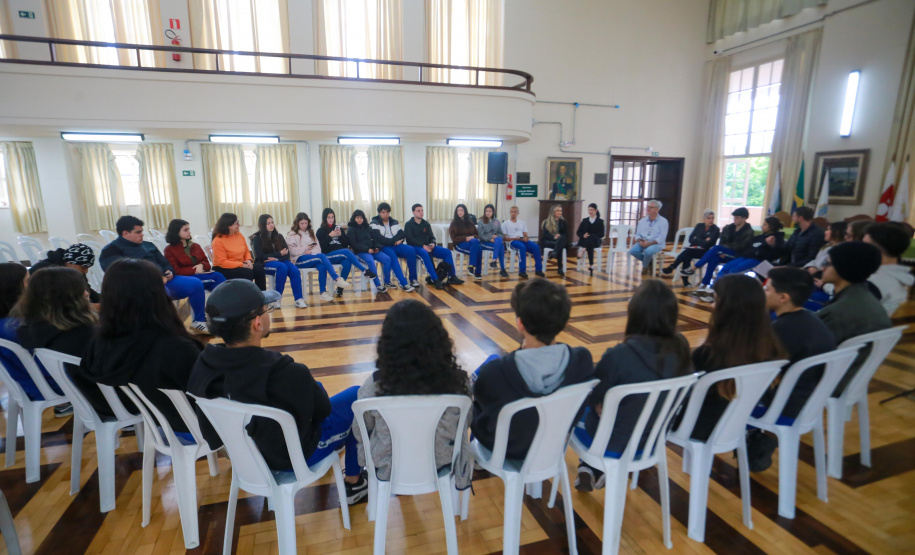 Representantes de turma do Colégio Estadual do Paraná se reúnem com CGE