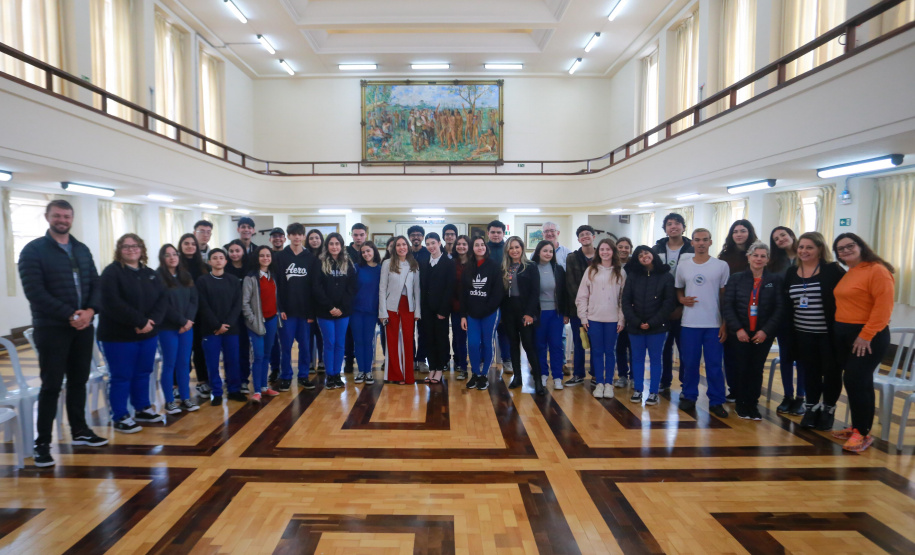 Representantes de turma do Colégio Estadual do Paraná se reúnem com CGE