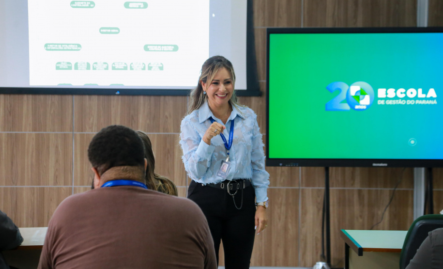 fotos do curso de integração em que aparecem os novos servidores e apresentações feitas por coordenadores e chefes de núcleos.