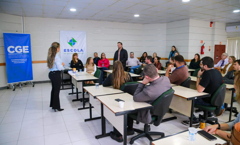 fotos do curso de integração em que aparecem os novos servidores e apresentações feitas por coordenadores e chefes de núcleos.