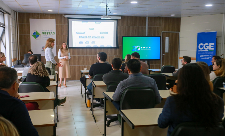 fotos do curso de integração em que aparecem os novos servidores e apresentações feitas por coordenadores e chefes de núcleos.