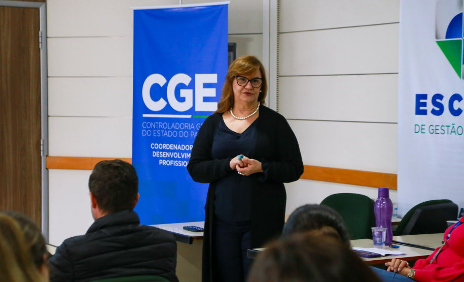 fotos do curso de integração em que aparecem os novos servidores e apresentações feitas por coordenadores e chefes de núcleos.