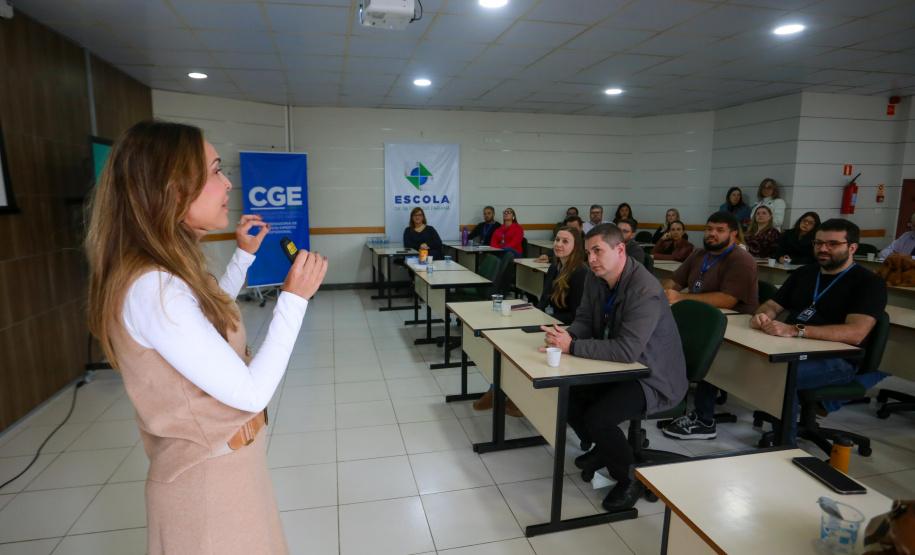fotos do curso de integração em que aparecem os novos servidores e apresentações feitas por coordenadores e chefes de núcleos.