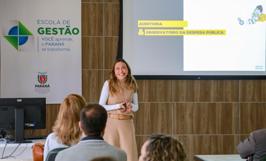 fotos do curso de integração em que aparecem os novos servidores e apresentações feitas por coordenadores e chefes de núcleos.