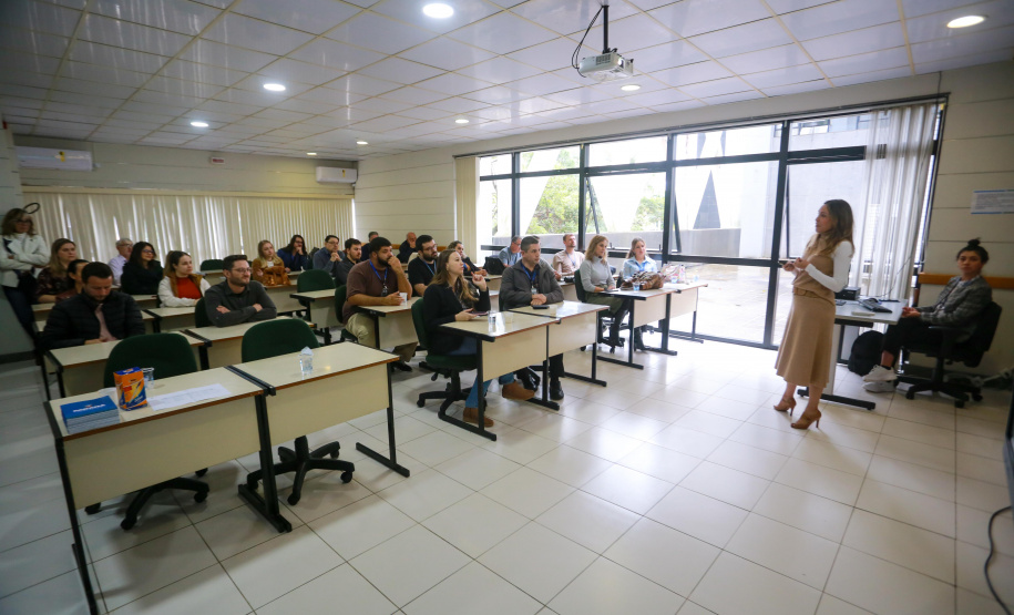 fotos do curso de integração em que aparecem os novos servidores e apresentações feitas por coordenadores e chefes de núcleos.