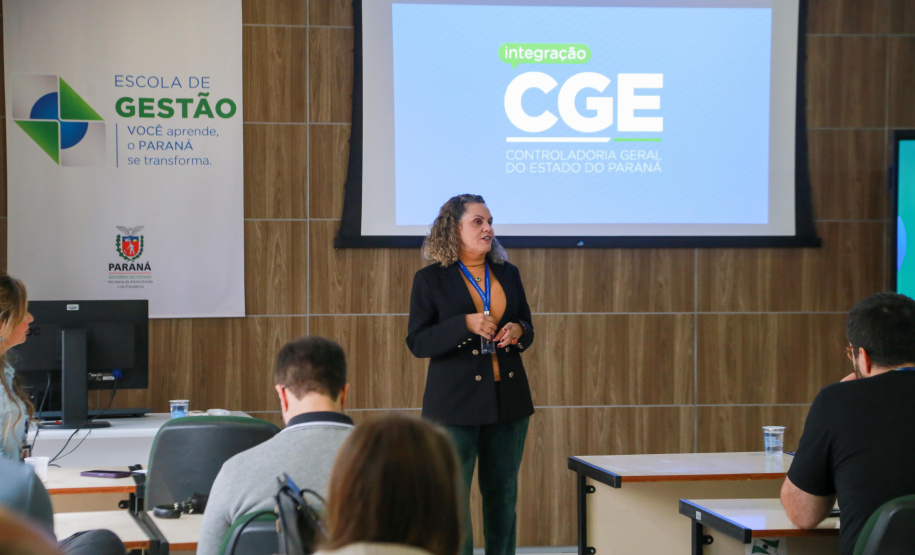 fotos do curso de integração em que aparecem os novos servidores e apresentações feitas por coordenadores e chefes de núcleos.