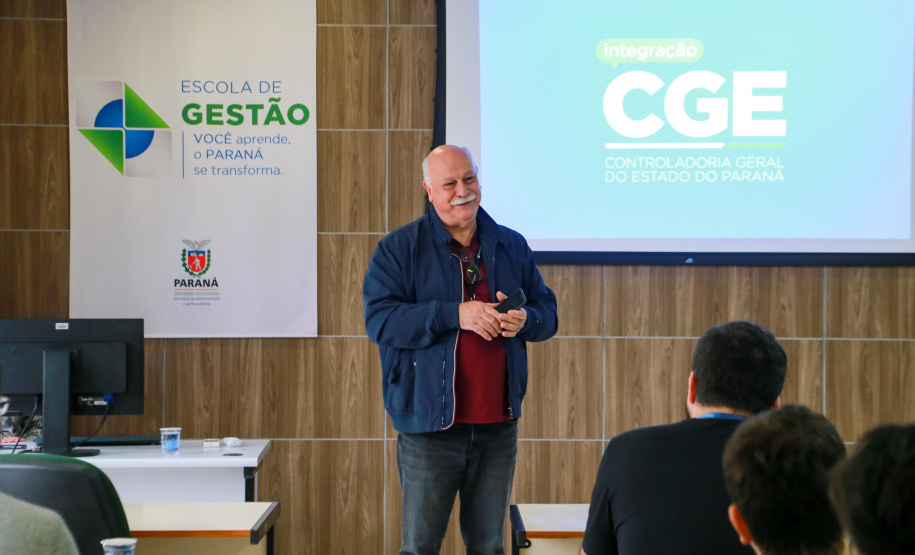 fotos do curso de integração em que aparecem os novos servidores e apresentações feitas por coordenadores e chefes de núcleos.