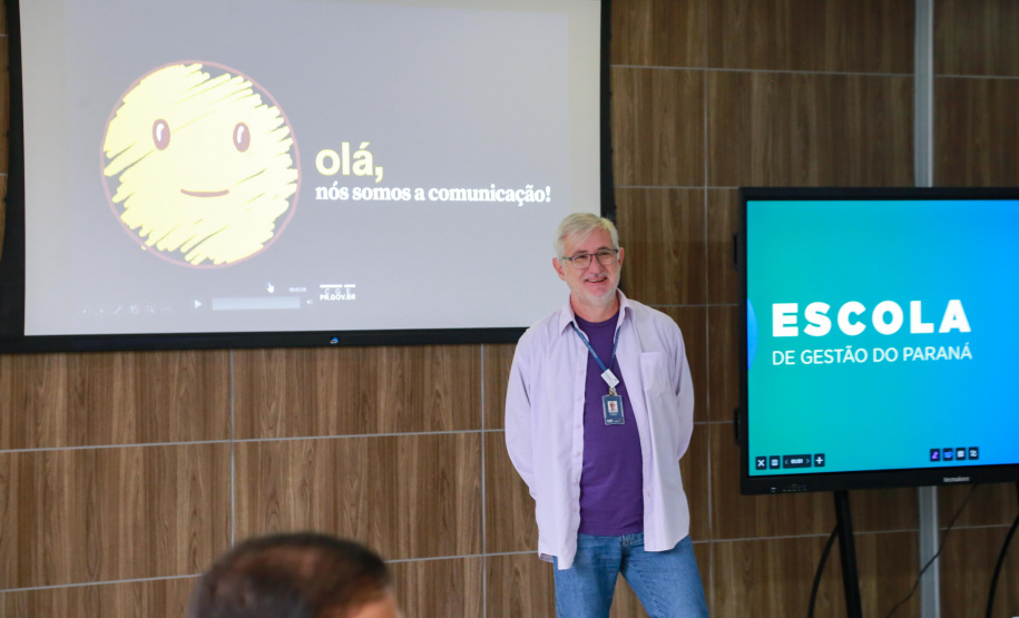 fotos do curso de integração em que aparecem os novos servidores e apresentações feitas por coordenadores e chefes de núcleos.