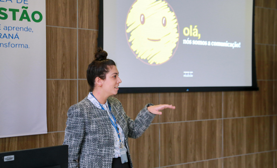 fotos do curso de integração em que aparecem os novos servidores e apresentações feitas por coordenadores e chefes de núcleos.